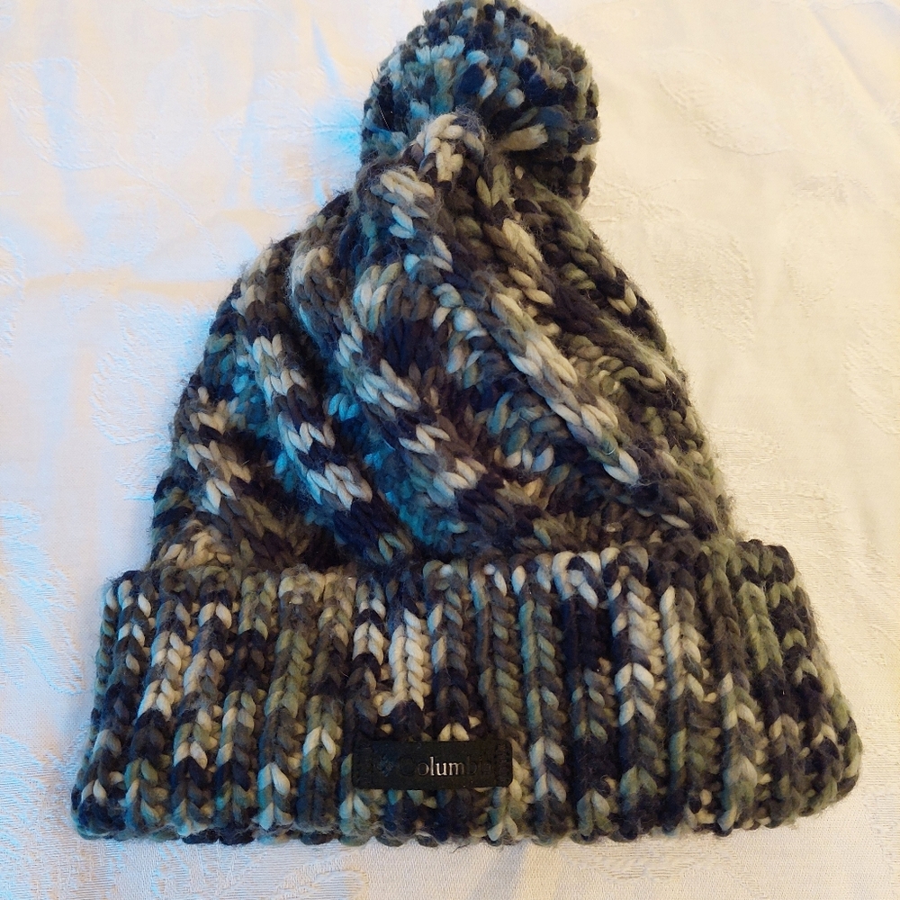 Columbia Forest Green Thick Knited, Fleece Lined Pompom Womens Winter Hat.
